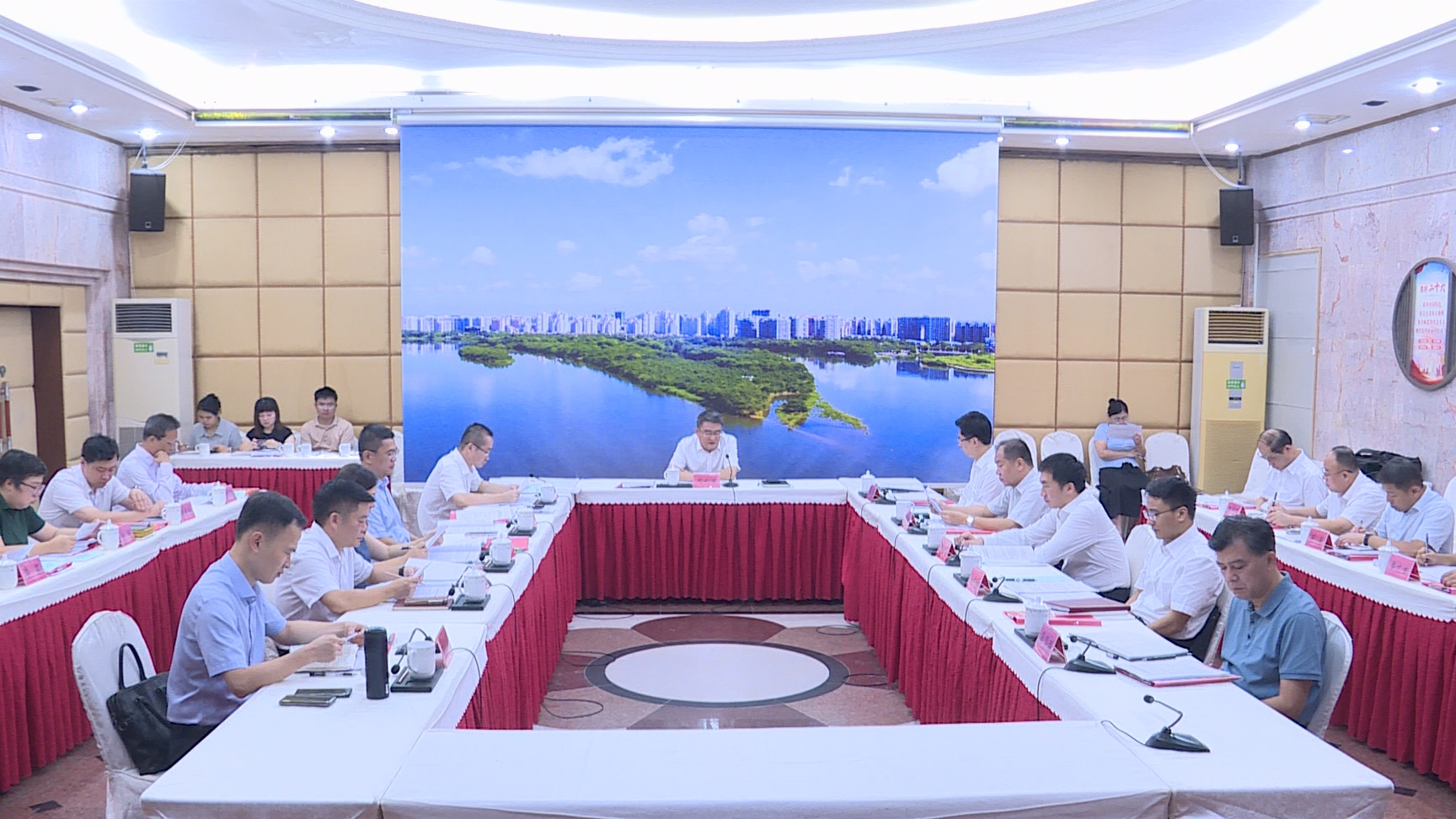 市级领导干部读书班（市委暨乐城管理局党委理论学习中心组（扩大）学习会）举行