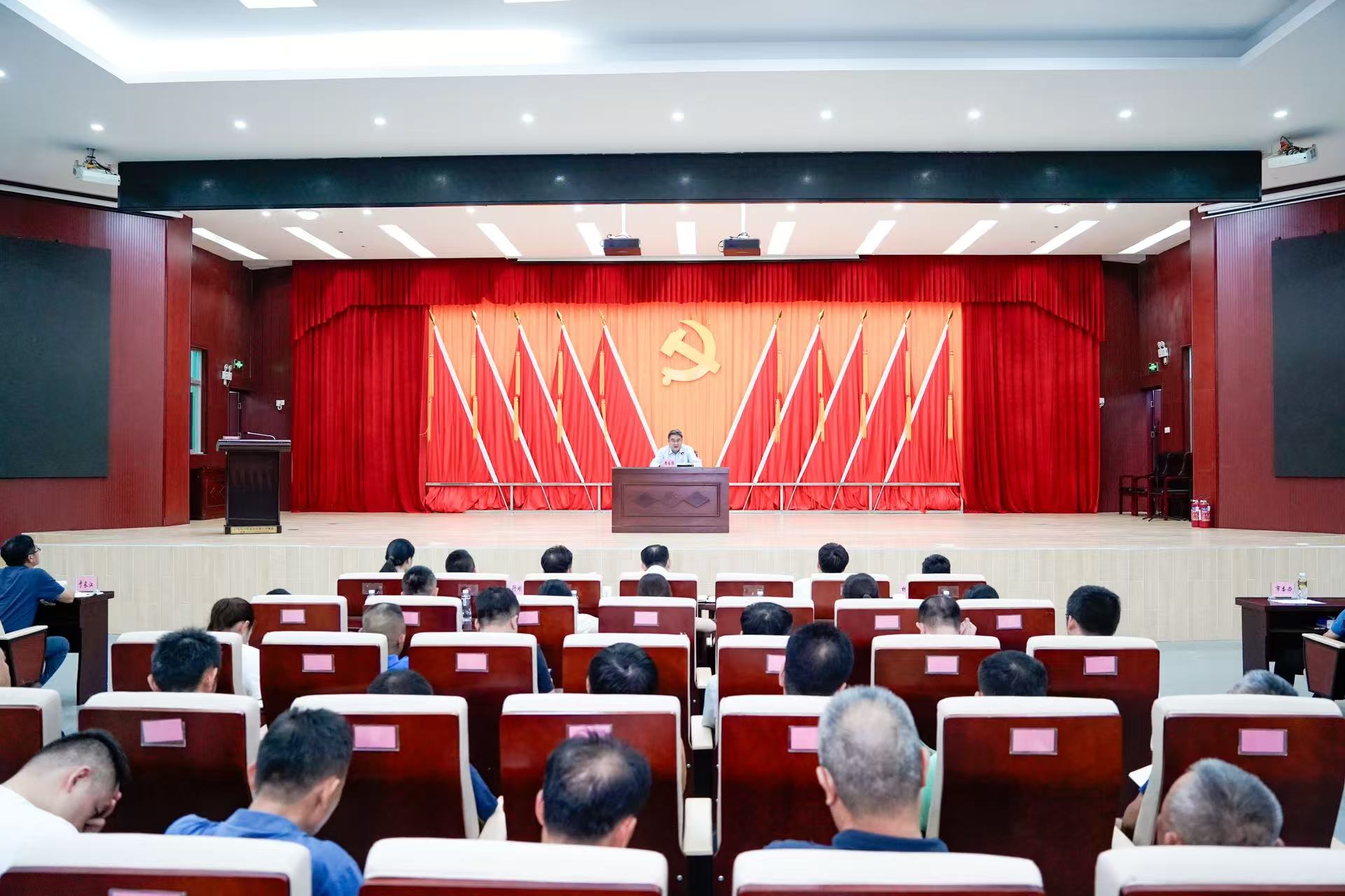 周长强在嘉积镇讲授学习教育专题党课