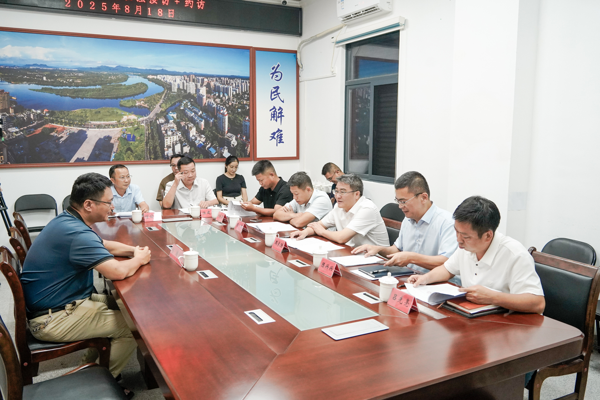 周长强在接待来访群众时强调 密切联系群众 主动担当作为 依法依规 用心用情推动信访问题妥善解决 切实维护群众合法权益